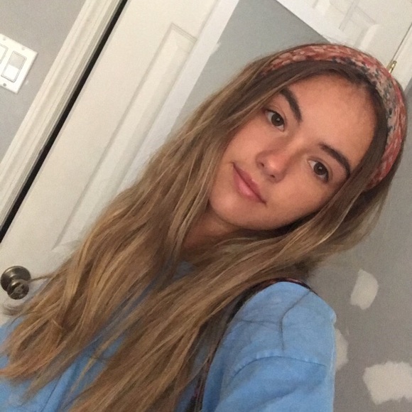 Meet your Posher, Alyssa - Picture 1 of 1